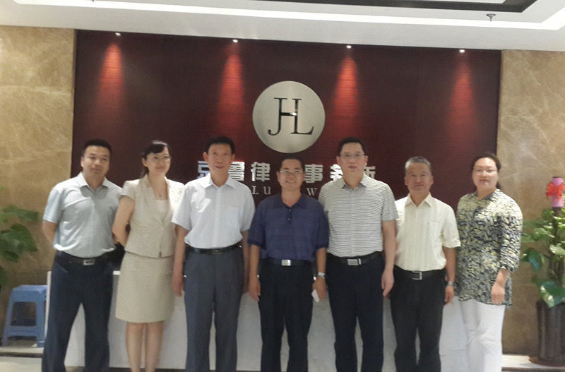 热烈欢迎政法学院李玉福院长一行莅临指导(图2)